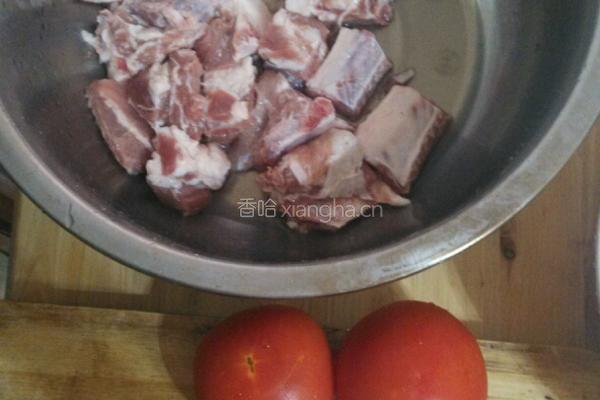 番茄排骨汤的做法图解1