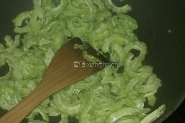 苦瓜小辣椒炒鸡蛋的做法图解3