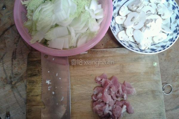 大白菜蘑菇炒肉片的做法图解1