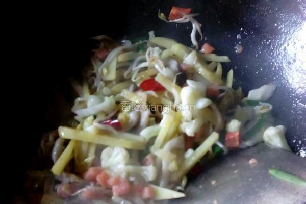 洋芋丝豆芽香肠炒饭的做法图解1