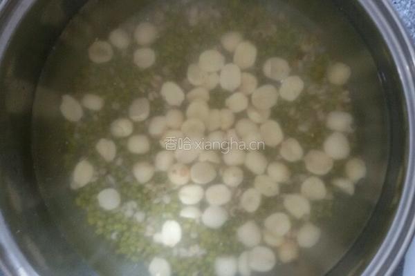绿豆，莲子，薏米粥。的做法图解2