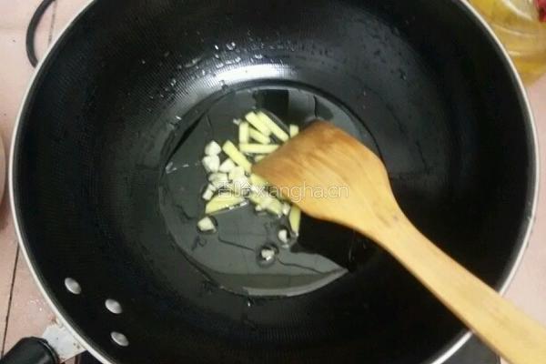 土豆炒鸡肉的做法图解2