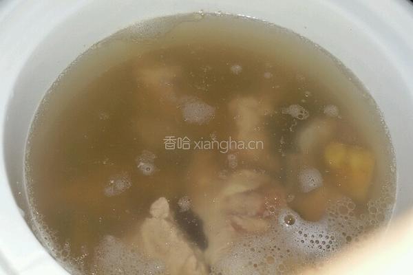 炖干红菌脊骨汤的做法图解3