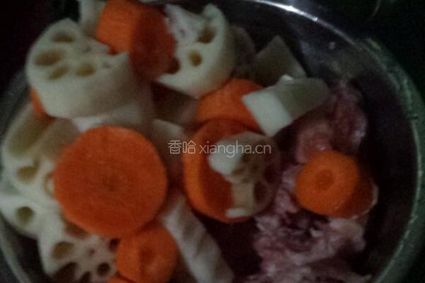 莲藕排骨红萝卜汤的做法图解1