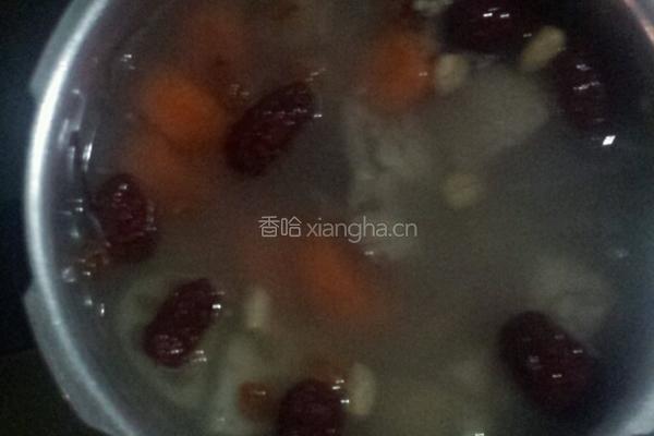 莲藕排骨红萝卜汤的做法图解2