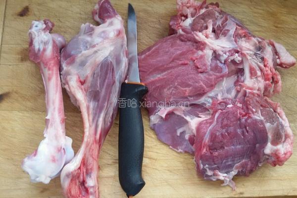 剔羊腿。的做法图解3