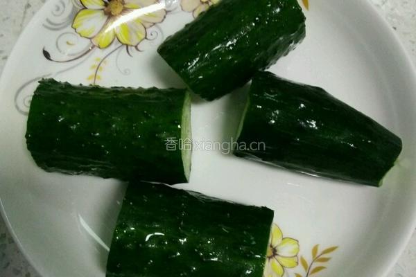 酸辣凉拌黄瓜的做法图解1