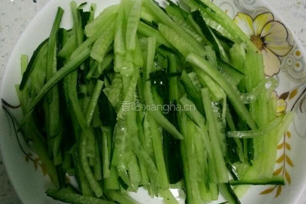 酸辣凉拌黄瓜的做法图解2