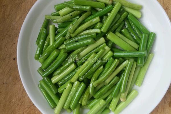 牛肉丝炒蒜苔。的做法图解3
