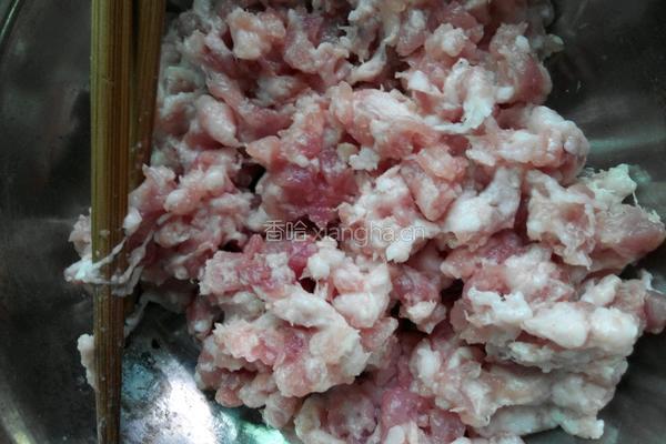 猪肉鸡肉玉米粒馅饺子的做法图解1