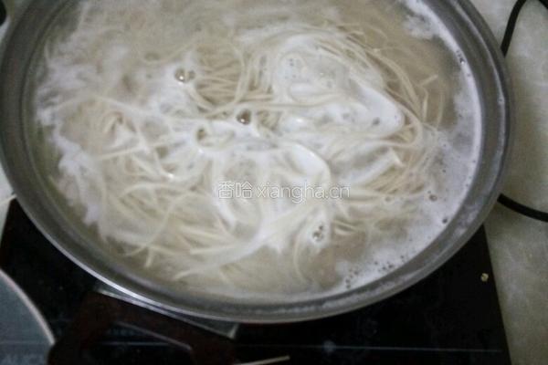 土豆青椒花生酱拌面的做法图解1