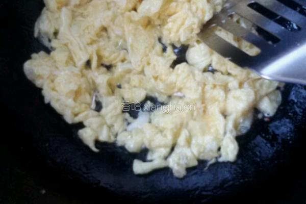 虾仁炒饭。的做法图解2
