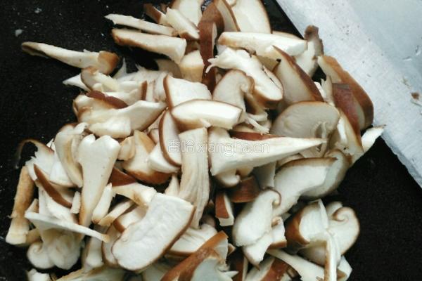 香菇芹菜炒肉的做法图解1