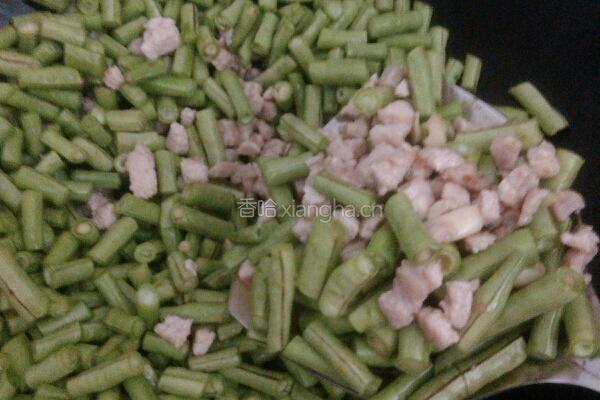 榄菜肉碎炒豆角的做法图解5