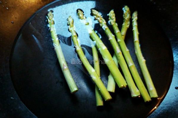 凉拌芦笋金针菇的做法图解2