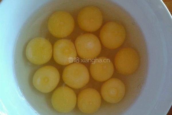 油煎鹌鹑蛋的做法图解1