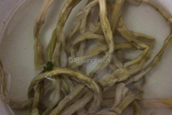 笋干缸豆红烧肉的做法图解1