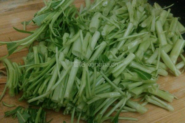 花甲肉炒通菜梗的做法图解2