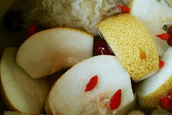 无花果银耳雪梨炖盅的做法图解2