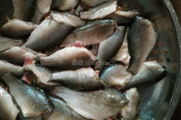 清炖野生小鲫鱼的做法图解1