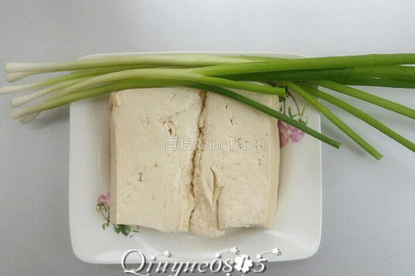 小葱拌豆腐的做法图解1