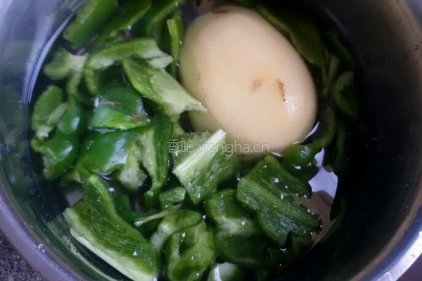 尖椒土豆片。的做法图解1
