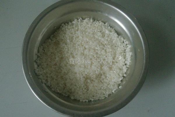 皮蛋瘦肉粥的做法图解1