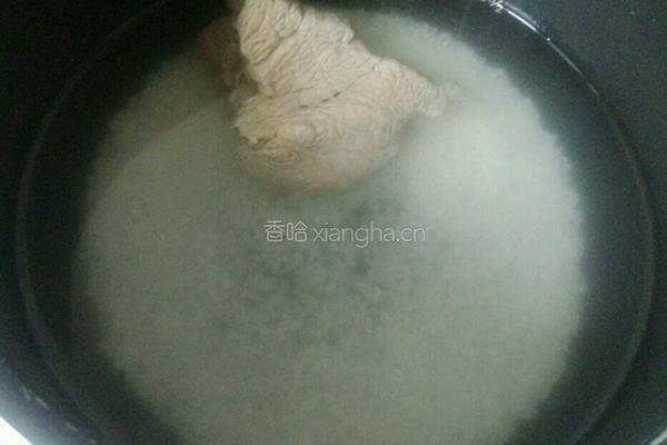 皮蛋瘦肉粥的做法图解3