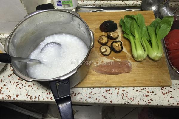 皮蛋瘦肉粥的做法图解1