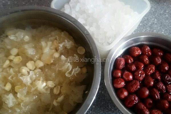 银耳甜汤。的做法图解1