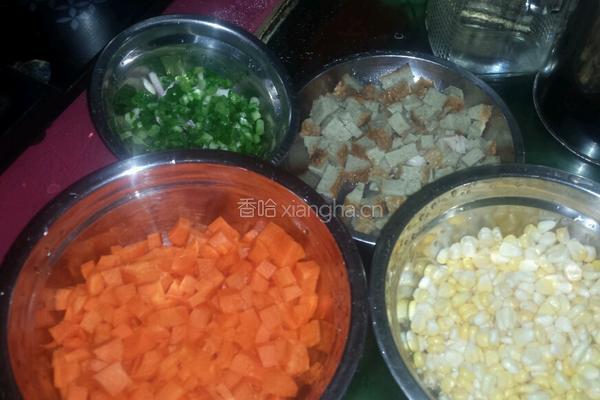 红萝卜炒玉米的做法图解1