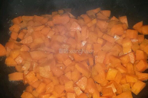 红萝卜炒玉米的做法图解3