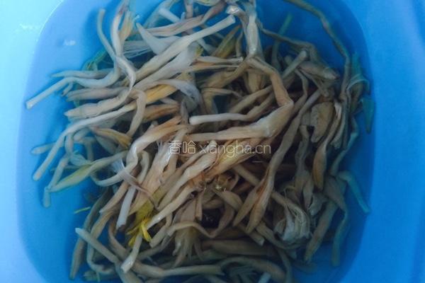 黄花菜烧排骨的做法图解1