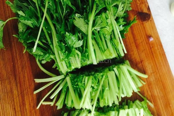 芹菜香菇肉丝的做法图解1