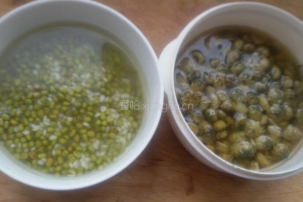 菊花绿豆粥。的做法图解1