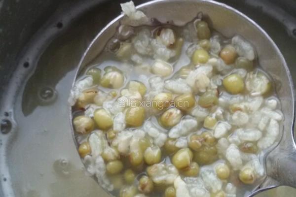 菊花绿豆粥。的做法图解6