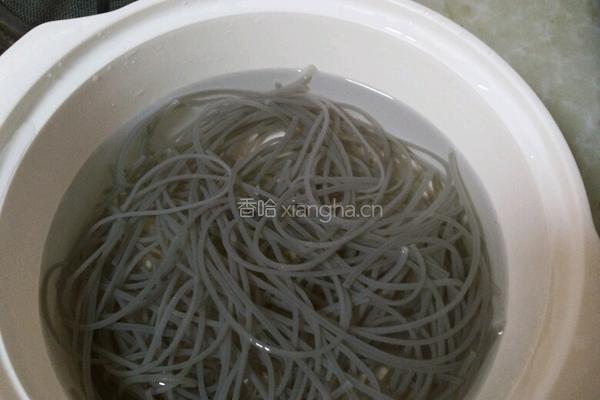 凉拌黄瓜红薯粉的做法图解1