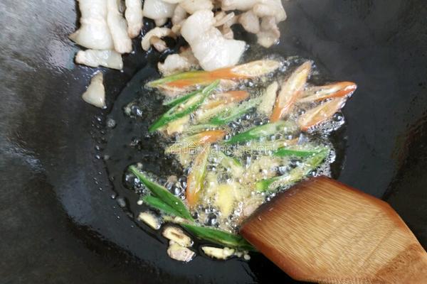 木耳炒肉的做法图解5