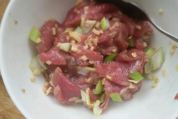 青椒牛肉片。的做法图解1