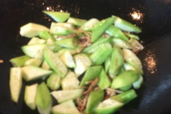 鱿鱼炒丝瓜的做法图解6