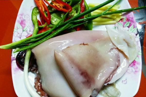 双椒炒鱿鱼的做法图解1