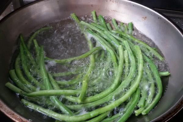 豇豆发面饺。的做法图解1