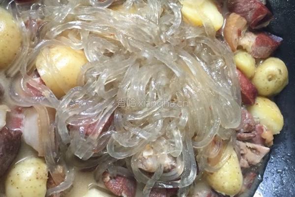 腊肉炖土家红薯粉丝的做法图解4