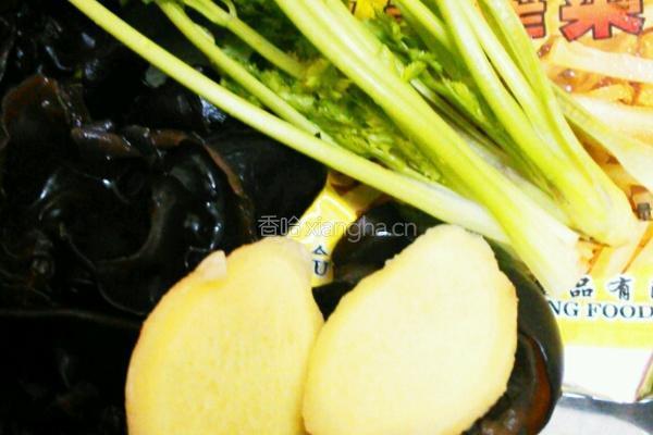 榨菜丝炒鸡胸脯肉的做法图解4