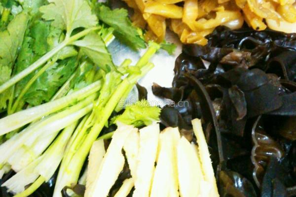 榨菜丝炒鸡胸脯肉的做法图解5