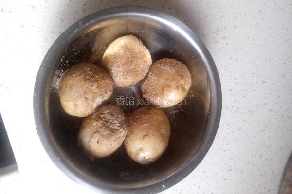 香煎小土豆的做法图解1