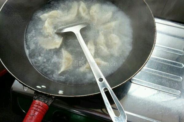 水煮饺子的做法图解1