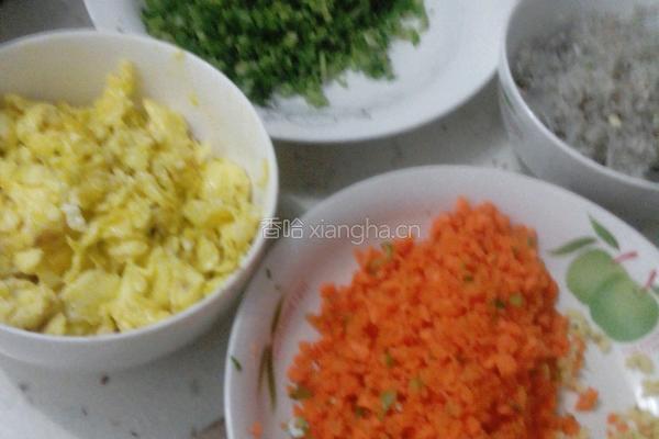 菜包子（芹菜.鸡蛋，豆角粉条）的做法图解3