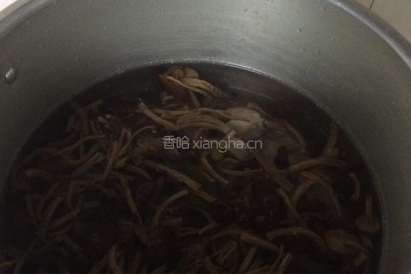 茶树菇筒骨汤的做法图解5