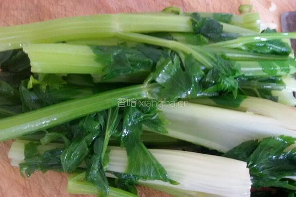 芹菜牛肉包子。的做法图解1